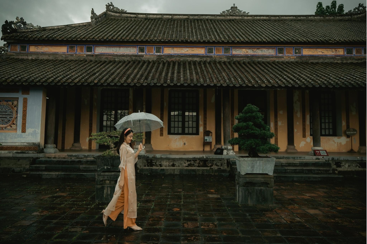 Umbrella is an accessory associated with the rainy season in Vietnam